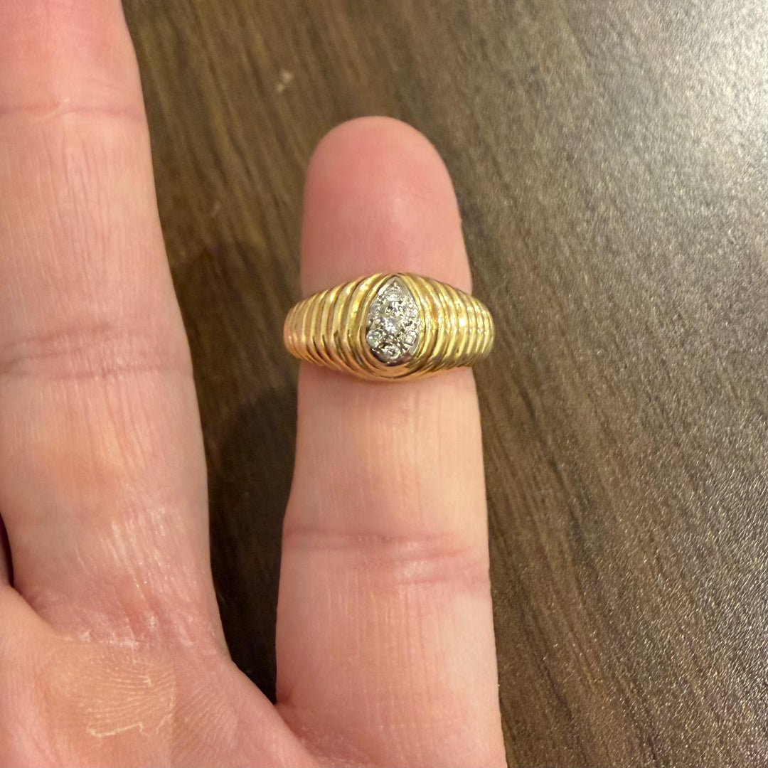 18k Yellow Gold and Diamond Vintage Ribbed Ring Size 4.25