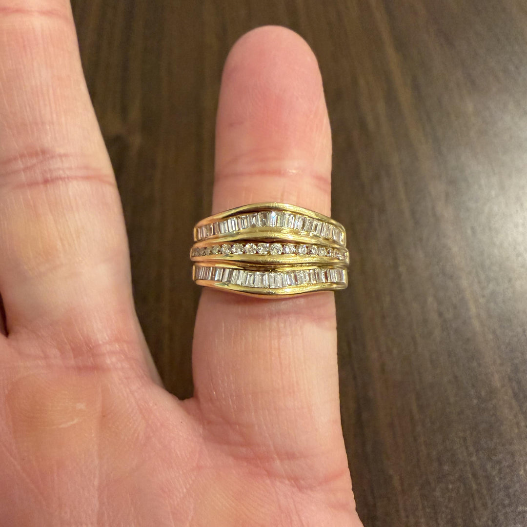 18k Yellow Gold and 1.25cttw Diamond Curved Band Ring Size 7