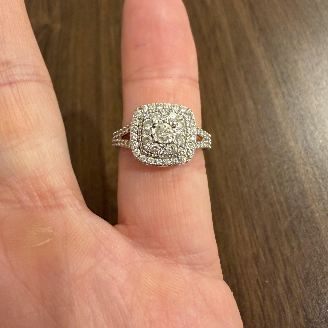 14k White Gold and 1cttw Diamond Ladies Cluster Ring Size 7