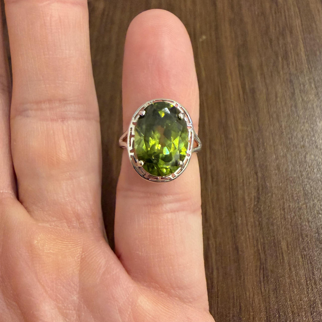 14k White Gold and Peridot Greek Key Design Ring Size 4.75