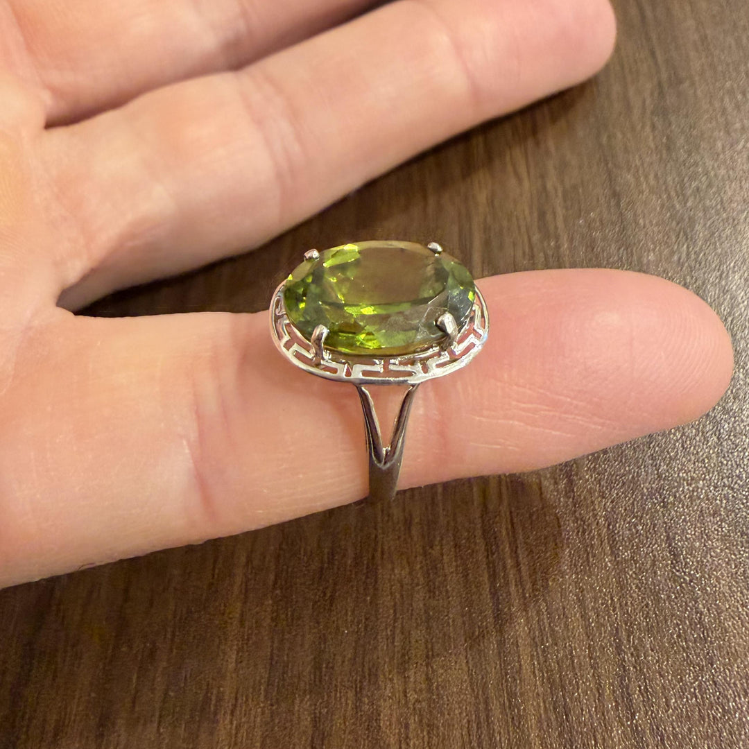 14k White Gold and Peridot Greek Key Design Ring Size 4.75