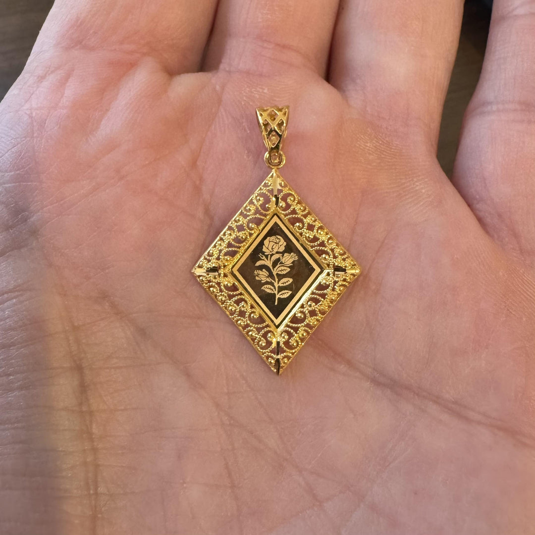 21k Yellow Gold 1.5g Light Filigree Floral Pendant 1.25"