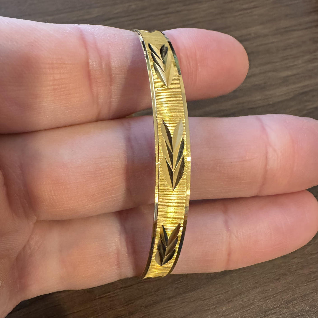 21k Yellow Gold 13.3g Solid Diamond Cut 7mm Textured Bangle Bracelet 7.75"