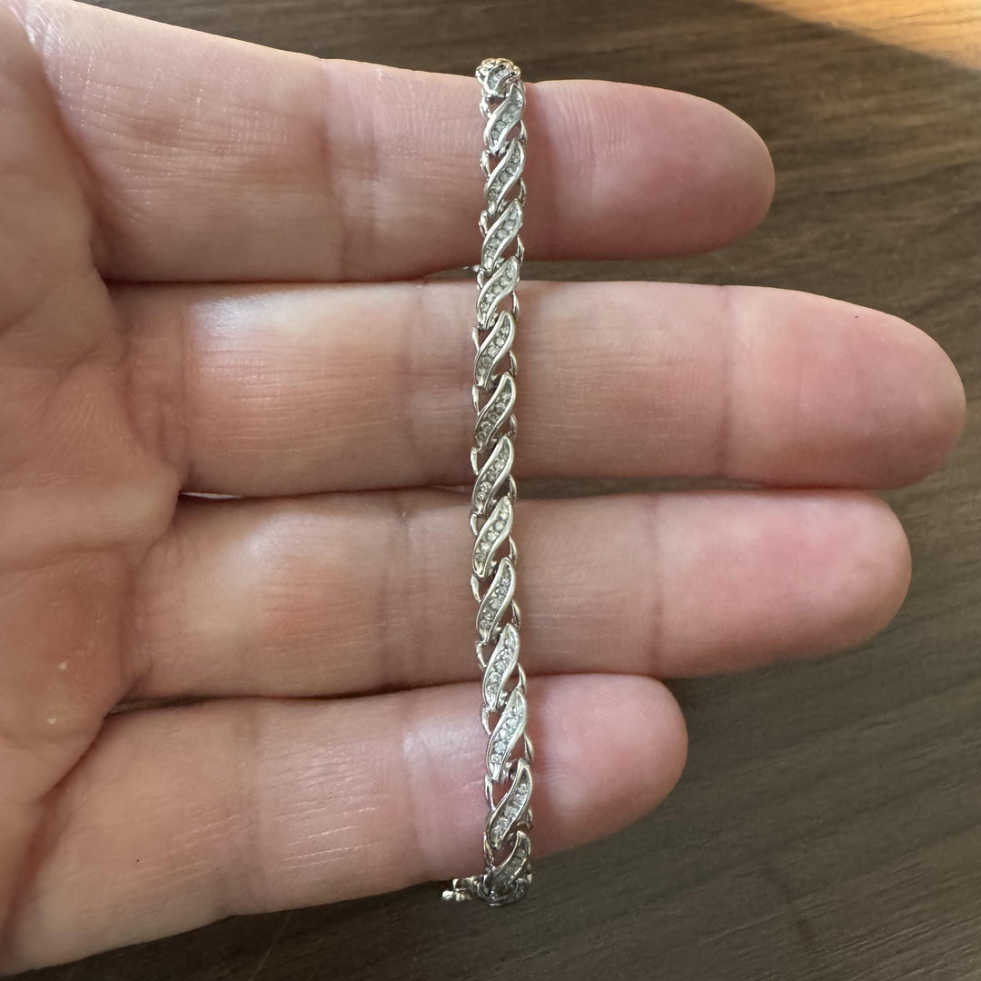 10k White Gold and 0.90cttw Diamond Ladies Link Bracelet 7.25"