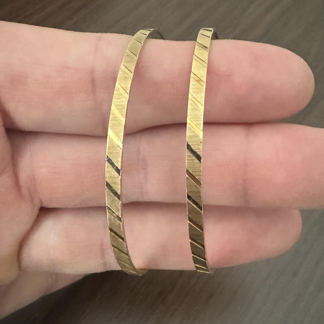 Pair of 18k Yellow Gold 16.8g Solid Textured Striped Bangle Bracelets 7.75"