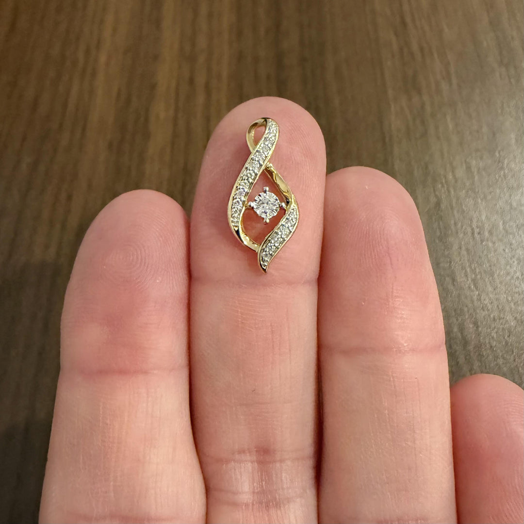 18k Yellow Gold and 0.25cttw Diamond Pendant 0.85"