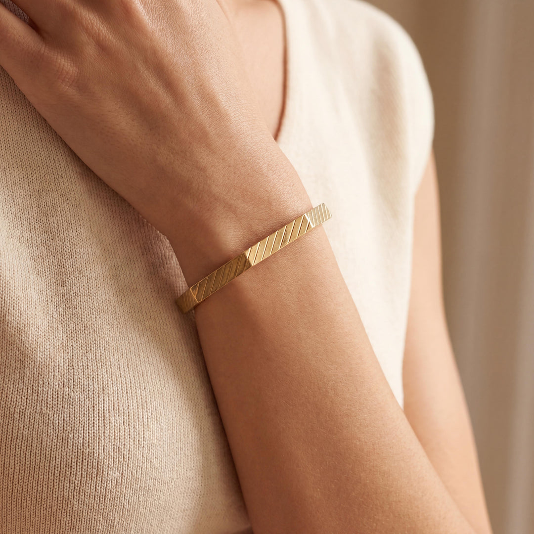 14k Yellow Gold 13.6g Vintage Striped 5.mm Octagonal Bangle Bracelet 6.75"